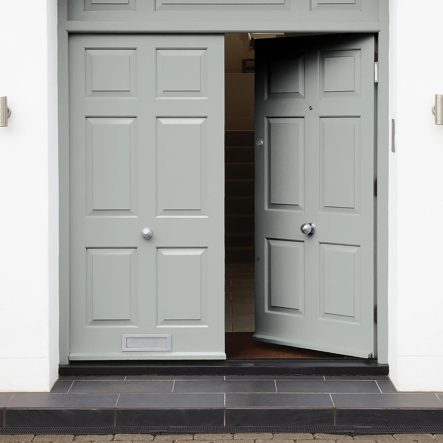 Sandtex® Exterior 10 Year Satin Paint Cloudy Day - 750ml 2 Sandtex® Exterior 10 Year Satin Paint Cloudy Day - 750ml - Image 2