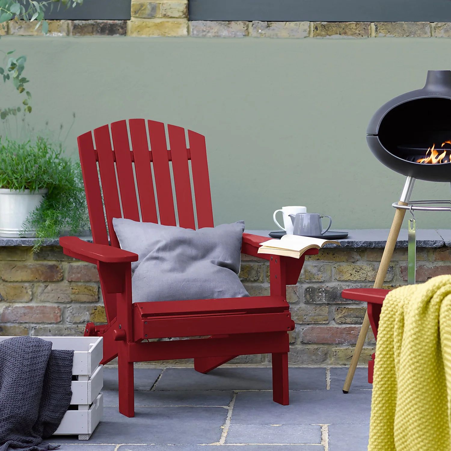 Sandtex® Exterior 10 Year Gloss Paint Pillar Box Red - 2.5L 4 Sandtex® Exterior 10 Year Gloss Paint Pillar Box Red - 2.5L - Image 4