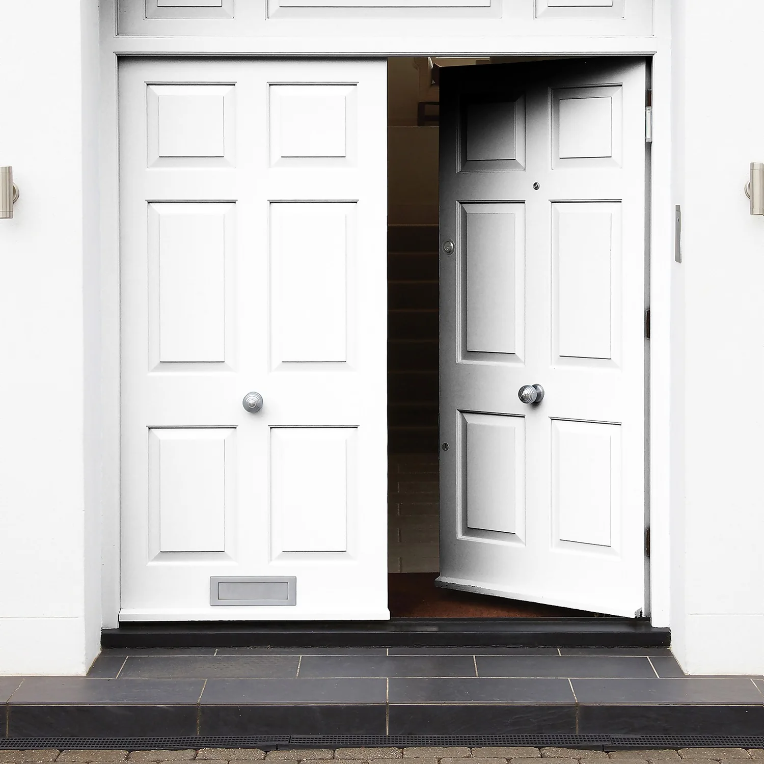 Sandtex® Exterior One Coat Gloss Paint Pure Brilliant White - 2.5L 2 Sandtex® Exterior One Coat Gloss Paint Pure Brilliant White - 2.5L - Image 2